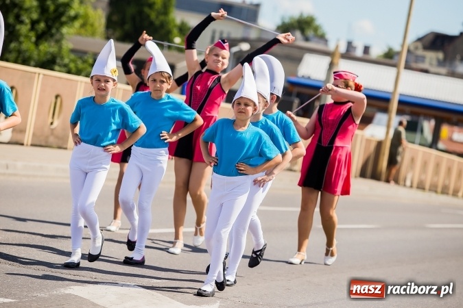 Zdjęcie w galerii na portalu naszraciborz.pl: Śląsk Kraina Wielu Kultur - barwny korowód przeszedł z Rynku na raciborski zamek wiadomości z regionu