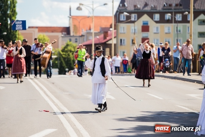 Zdjęcie w galerii na portalu naszraciborz.pl: Śląsk Kraina Wielu Kultur - barwny korowód przeszedł z Rynku na raciborski zamek wiadomości z regionu