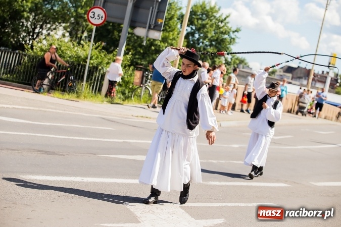 Zdjęcie w galerii na portalu naszraciborz.pl: Śląsk Kraina Wielu Kultur - barwny korowód przeszedł z Rynku na raciborski zamek wiadomości z regionu