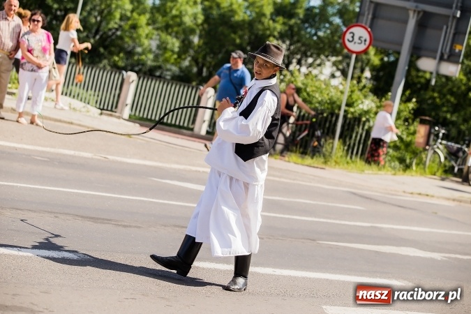 Zdjęcie w galerii na portalu naszraciborz.pl: Śląsk Kraina Wielu Kultur - barwny korowód przeszedł z Rynku na raciborski zamek wiadomości z regionu