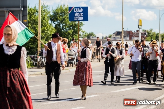 Zdjęcie w galerii na portalu naszraciborz.pl: Śląsk Kraina Wielu Kultur - barwny korowód przeszedł z Rynku na raciborski zamek wiadomości z regionu