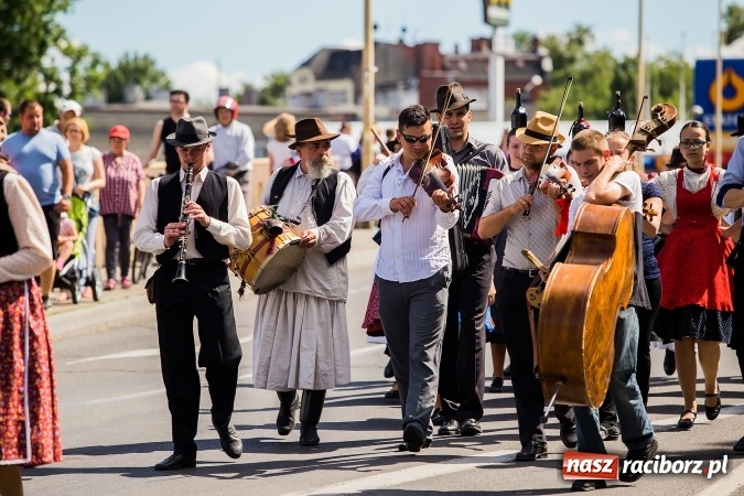 Zdjęcie w galerii na portalu naszraciborz.pl: Śląsk Kraina Wielu Kultur - barwny korowód przeszedł z Rynku na raciborski zamek wiadomości z regionu