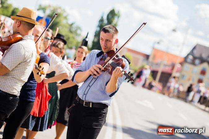 Zdjęcie w galerii na portalu naszraciborz.pl: Śląsk Kraina Wielu Kultur - barwny korowód przeszedł z Rynku na raciborski zamek wiadomości z regionu