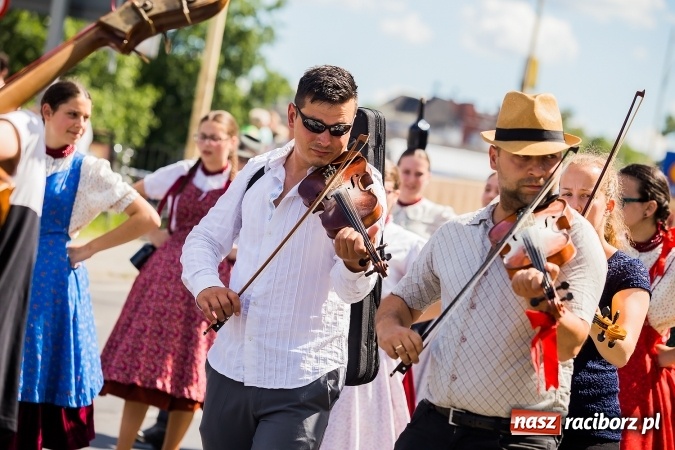 Zdjęcie w galerii na portalu naszraciborz.pl: Śląsk Kraina Wielu Kultur - barwny korowód przeszedł z Rynku na raciborski zamek wiadomości z regionu