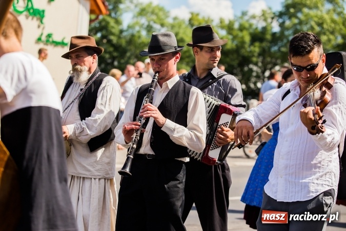 Zdjęcie w galerii na portalu naszraciborz.pl: Śląsk Kraina Wielu Kultur - barwny korowód przeszedł z Rynku na raciborski zamek wiadomości z regionu