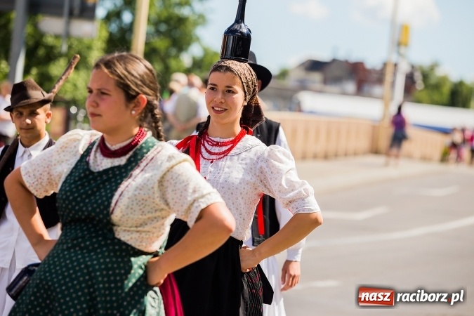 Zdjęcie w galerii na portalu naszraciborz.pl: Śląsk Kraina Wielu Kultur - barwny korowód przeszedł z Rynku na raciborski zamek wiadomości z regionu