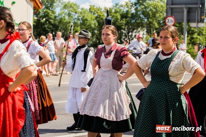 Zdjęcie w galerii na portalu naszraciborz.pl: Śląsk Kraina Wielu Kultur - barwny korowód przeszedł z Rynku na raciborski zamek wiadomości z regionu