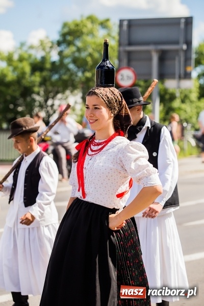 Zdjęcie w galerii na portalu naszraciborz.pl: Śląsk Kraina Wielu Kultur - barwny korowód przeszedł z Rynku na raciborski zamek wiadomości z regionu