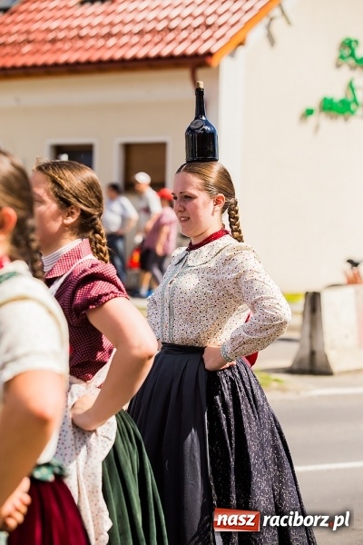 Zdjęcie w galerii na portalu naszraciborz.pl: Śląsk Kraina Wielu Kultur - barwny korowód przeszedł z Rynku na raciborski zamek wiadomości z regionu