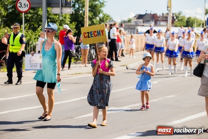 Zdjęcie w galerii na portalu naszraciborz.pl: Śląsk Kraina Wielu Kultur - barwny korowód przeszedł z Rynku na raciborski zamek wiadomości z regionu