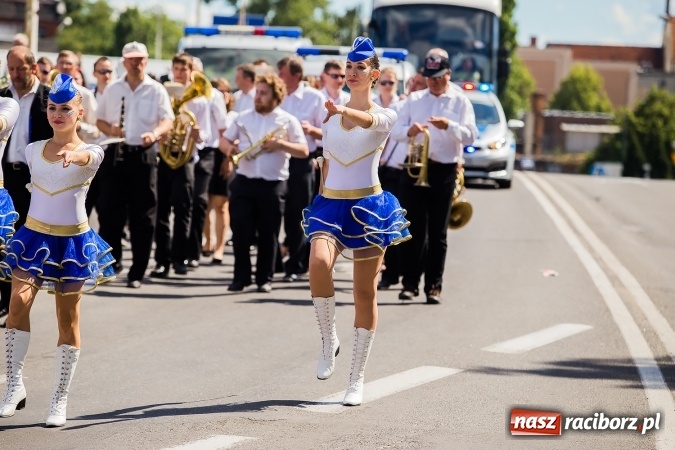 Zdjęcie w galerii na portalu naszraciborz.pl: Śląsk Kraina Wielu Kultur - barwny korowód przeszedł z Rynku na raciborski zamek wiadomości z regionu