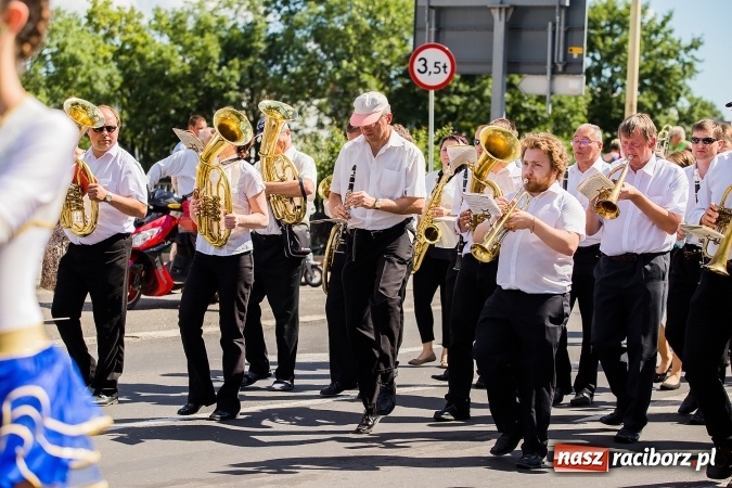 Zdjęcie w galerii na portalu naszraciborz.pl: Śląsk Kraina Wielu Kultur - barwny korowód przeszedł z Rynku na raciborski zamek wiadomości z regionu
