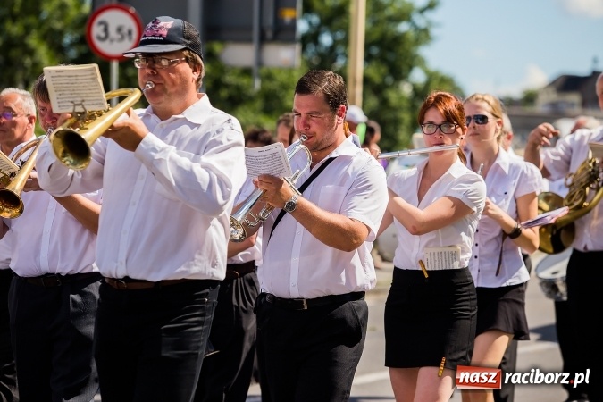 Zdjęcie w galerii na portalu naszraciborz.pl: Śląsk Kraina Wielu Kultur - barwny korowód przeszedł z Rynku na raciborski zamek wiadomości z regionu
