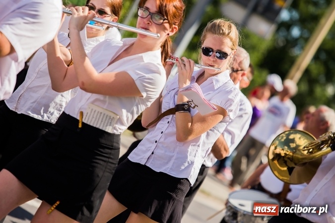 Zdjęcie w galerii na portalu naszraciborz.pl: Śląsk Kraina Wielu Kultur - barwny korowód przeszedł z Rynku na raciborski zamek wiadomości z regionu