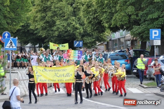 Zdjęcie w galerii na portalu naszraciborz.pl: Śląsk Kraina Wielu Kultur - barwny korowód przeszedł z Rynku na raciborski zamek wiadomości z regionu