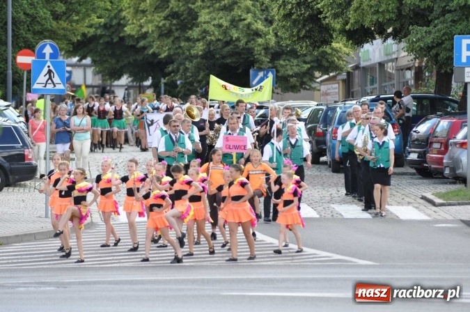 Zdjęcie w galerii na portalu naszraciborz.pl: Śląsk Kraina Wielu Kultur - barwny korowód przeszedł z Rynku na raciborski zamek wiadomości z regionu