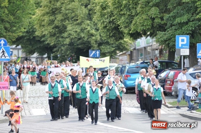 Zdjęcie w galerii na portalu naszraciborz.pl: Śląsk Kraina Wielu Kultur - barwny korowód przeszedł z Rynku na raciborski zamek wiadomości z regionu