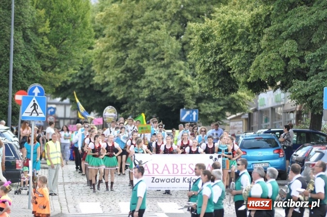 Zdjęcie w galerii na portalu naszraciborz.pl: Śląsk Kraina Wielu Kultur - barwny korowód przeszedł z Rynku na raciborski zamek wiadomości z regionu