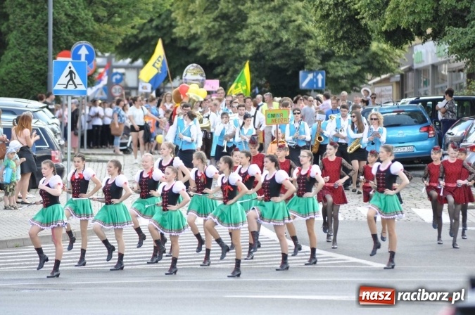 Zdjęcie w galerii na portalu naszraciborz.pl: Śląsk Kraina Wielu Kultur - barwny korowód przeszedł z Rynku na raciborski zamek wiadomości z regionu