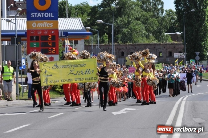 Zdjęcie w galerii na portalu naszraciborz.pl: Śląsk Kraina Wielu Kultur - barwny korowód przeszedł z Rynku na raciborski zamek wiadomości z regionu