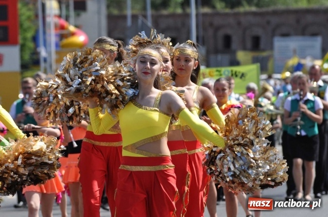 Zdjęcie w galerii na portalu naszraciborz.pl: Śląsk Kraina Wielu Kultur - barwny korowód przeszedł z Rynku na raciborski zamek wiadomości z regionu