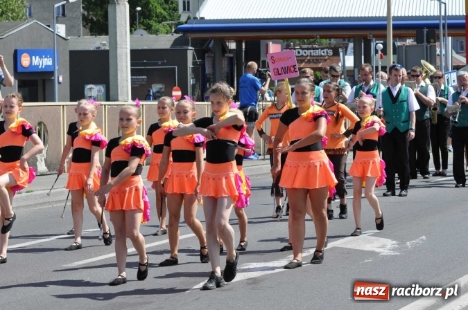 Zdjęcie w galerii na portalu naszraciborz.pl: Śląsk Kraina Wielu Kultur - barwny korowód przeszedł z Rynku na raciborski zamek wiadomości z regionu