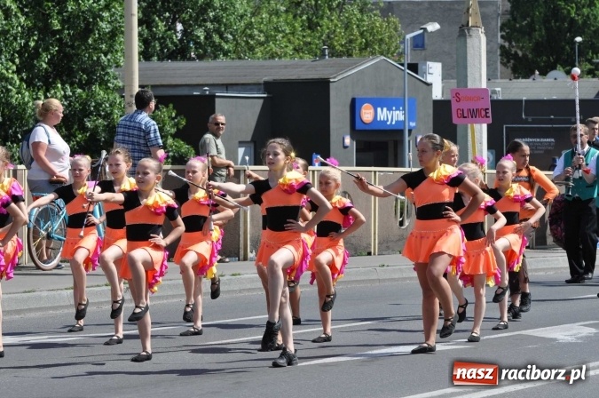 Zdjęcie w galerii na portalu naszraciborz.pl: Śląsk Kraina Wielu Kultur - barwny korowód przeszedł z Rynku na raciborski zamek wiadomości z regionu