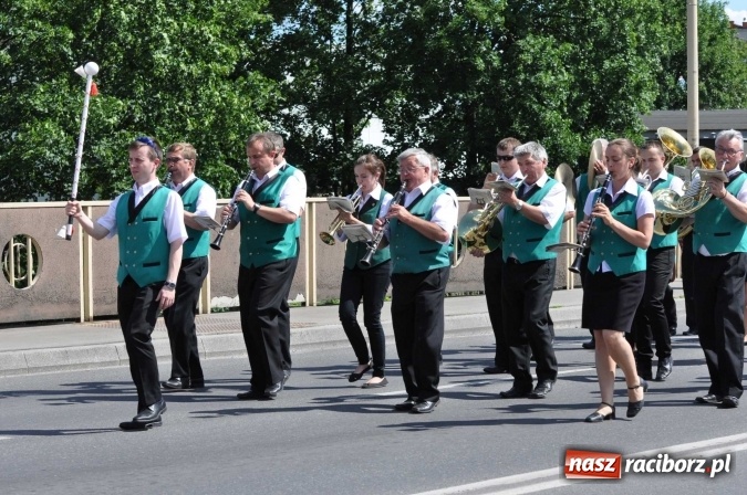 Zdjęcie w galerii na portalu naszraciborz.pl: Śląsk Kraina Wielu Kultur - barwny korowód przeszedł z Rynku na raciborski zamek wiadomości z regionu