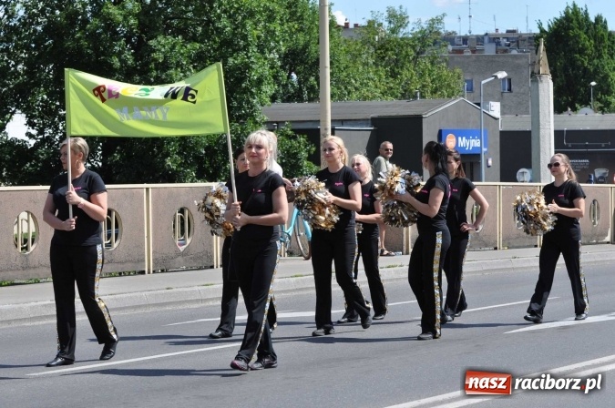 Zdjęcie w galerii na portalu naszraciborz.pl: Śląsk Kraina Wielu Kultur - barwny korowód przeszedł z Rynku na raciborski zamek wiadomości z regionu