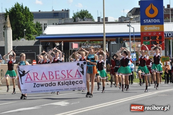 Zdjęcie w galerii na portalu naszraciborz.pl: Śląsk Kraina Wielu Kultur - barwny korowód przeszedł z Rynku na raciborski zamek wiadomości z regionu