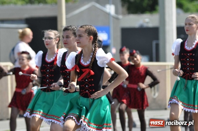 Zdjęcie w galerii na portalu naszraciborz.pl: Śląsk Kraina Wielu Kultur - barwny korowód przeszedł z Rynku na raciborski zamek wiadomości z regionu