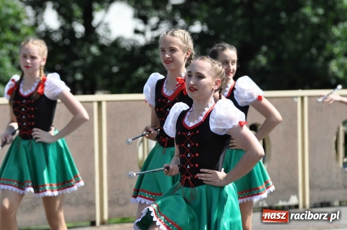 Zdjęcie w galerii na portalu naszraciborz.pl: Śląsk Kraina Wielu Kultur - barwny korowód przeszedł z Rynku na raciborski zamek wiadomości z regionu