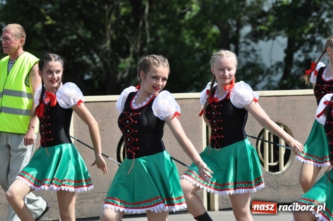 Zdjęcie w galerii na portalu naszraciborz.pl: Śląsk Kraina Wielu Kultur - barwny korowód przeszedł z Rynku na raciborski zamek wiadomości z regionu