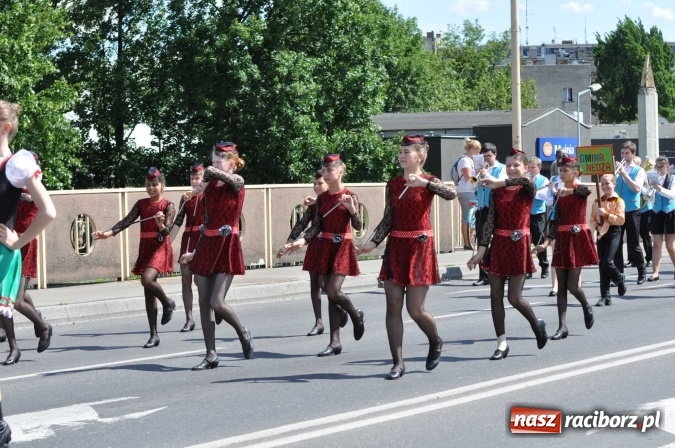 Zdjęcie w galerii na portalu naszraciborz.pl: Śląsk Kraina Wielu Kultur - barwny korowód przeszedł z Rynku na raciborski zamek wiadomości z regionu