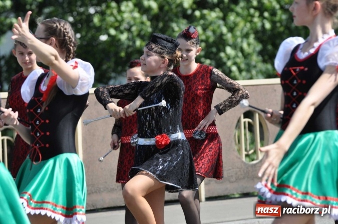 Zdjęcie w galerii na portalu naszraciborz.pl: Śląsk Kraina Wielu Kultur - barwny korowód przeszedł z Rynku na raciborski zamek wiadomości z regionu