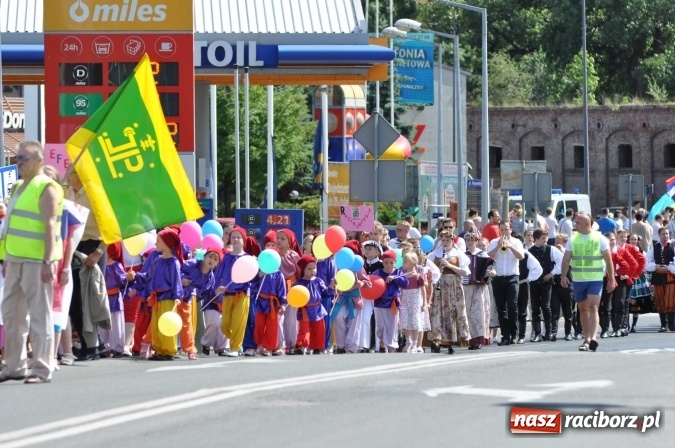 Zdjęcie w galerii na portalu naszraciborz.pl: Śląsk Kraina Wielu Kultur - barwny korowód przeszedł z Rynku na raciborski zamek wiadomości z regionu