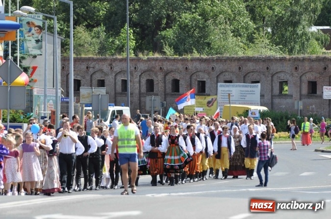 Zdjęcie w galerii na portalu naszraciborz.pl: Śląsk Kraina Wielu Kultur - barwny korowód przeszedł z Rynku na raciborski zamek wiadomości z regionu