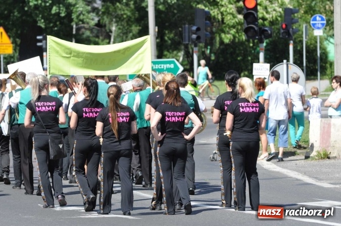 Zdjęcie w galerii na portalu naszraciborz.pl: Śląsk Kraina Wielu Kultur - barwny korowód przeszedł z Rynku na raciborski zamek wiadomości z regionu