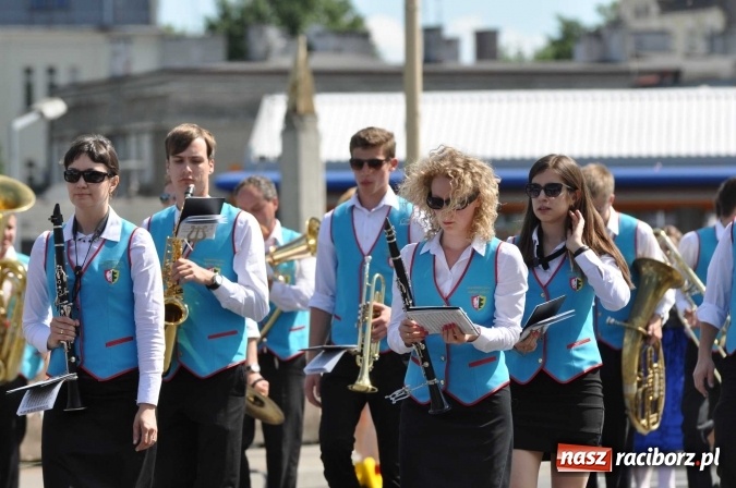 Zdjęcie w galerii na portalu naszraciborz.pl: Śląsk Kraina Wielu Kultur - barwny korowód przeszedł z Rynku na raciborski zamek wiadomości z regionu