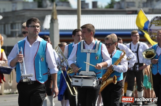 Zdjęcie w galerii na portalu naszraciborz.pl: Śląsk Kraina Wielu Kultur - barwny korowód przeszedł z Rynku na raciborski zamek wiadomości z regionu