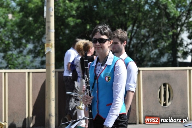 Zdjęcie w galerii na portalu naszraciborz.pl: Śląsk Kraina Wielu Kultur - barwny korowód przeszedł z Rynku na raciborski zamek wiadomości z regionu