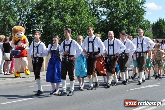 Zdjęcie w galerii na portalu naszraciborz.pl: Śląsk Kraina Wielu Kultur - barwny korowód przeszedł z Rynku na raciborski zamek wiadomości z regionu