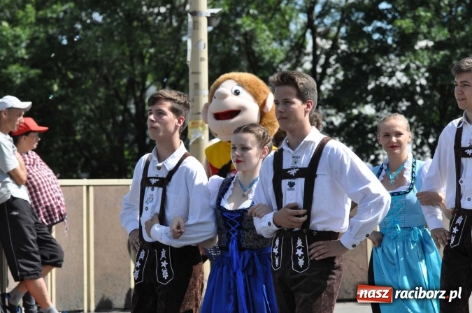 Zdjęcie w galerii na portalu naszraciborz.pl: Śląsk Kraina Wielu Kultur - barwny korowód przeszedł z Rynku na raciborski zamek wiadomości z regionu