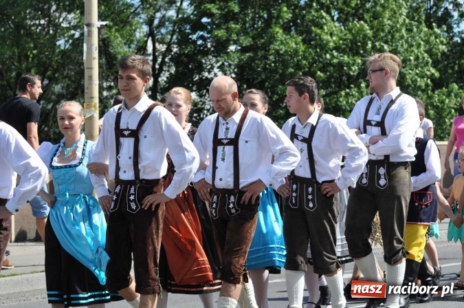 Zdjęcie w galerii na portalu naszraciborz.pl: Śląsk Kraina Wielu Kultur - barwny korowód przeszedł z Rynku na raciborski zamek wiadomości z regionu
