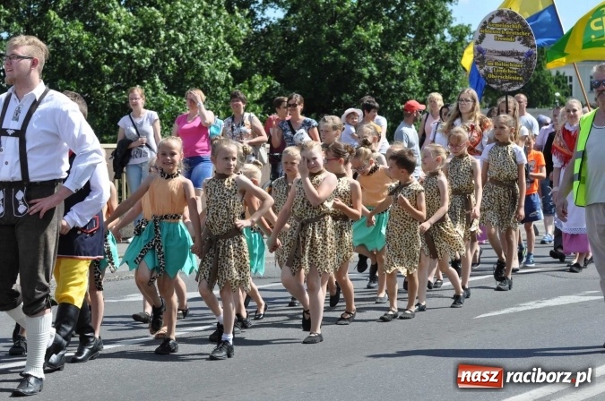 Zdjęcie w galerii na portalu naszraciborz.pl: Śląsk Kraina Wielu Kultur - barwny korowód przeszedł z Rynku na raciborski zamek wiadomości z regionu