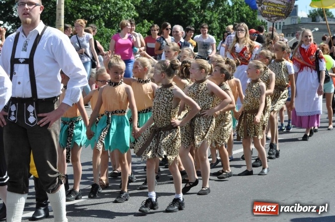Zdjęcie w galerii na portalu naszraciborz.pl: Śląsk Kraina Wielu Kultur - barwny korowód przeszedł z Rynku na raciborski zamek wiadomości z regionu