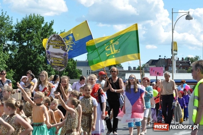 Zdjęcie w galerii na portalu naszraciborz.pl: Śląsk Kraina Wielu Kultur - barwny korowód przeszedł z Rynku na raciborski zamek wiadomości z regionu