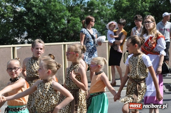 Zdjęcie w galerii na portalu naszraciborz.pl: Śląsk Kraina Wielu Kultur - barwny korowód przeszedł z Rynku na raciborski zamek wiadomości z regionu