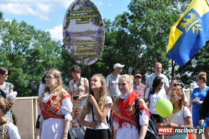 Zdjęcie w galerii na portalu naszraciborz.pl: Śląsk Kraina Wielu Kultur - barwny korowód przeszedł z Rynku na raciborski zamek wiadomości z regionu