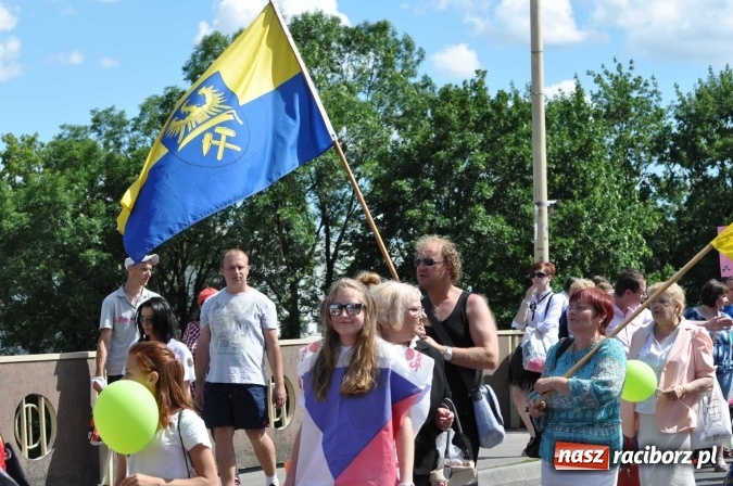 Zdjęcie w galerii na portalu naszraciborz.pl: Śląsk Kraina Wielu Kultur - barwny korowód przeszedł z Rynku na raciborski zamek wiadomości z regionu